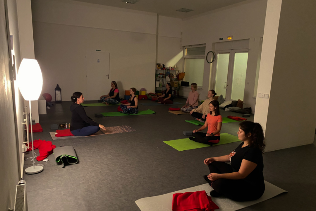 Lekce v prostorách studia Pohyb Nová Harfa - cvičení, jóga, pilates, lekce jógy, Nová Harfa