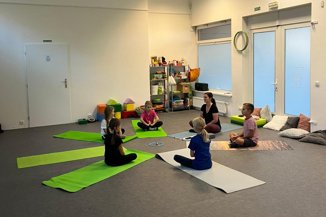 Lekce v prostorách studia Pohyb Nová Harfa - cvičení, jóga, pilates, lekce jógy, Nová Harfa