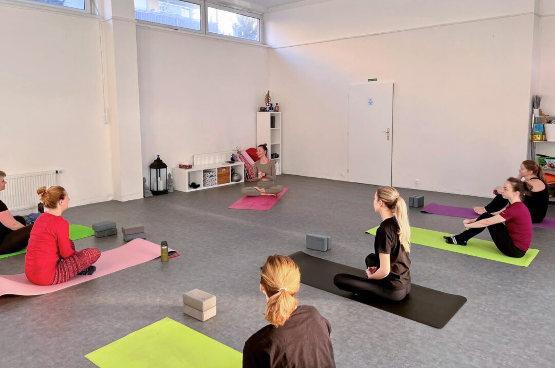 Lekce v prostorách studia Pohyb Nová Harfa - cvičení, jóga, pilates, lekce jógy, Nová Harfa