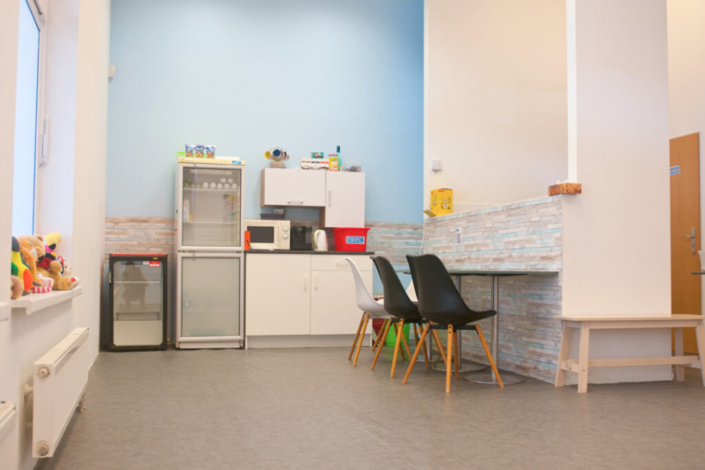 Vstupní prostory studia Pohyb Nová Harfa - kuchyňka, občerstvení, posezení, kávovar a