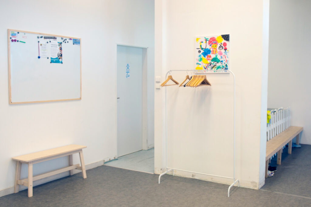 Vstupní prostory studia Pohyb Nová Harfa - šatna, prostor pro převlečení, botárna, lavička a věšáky